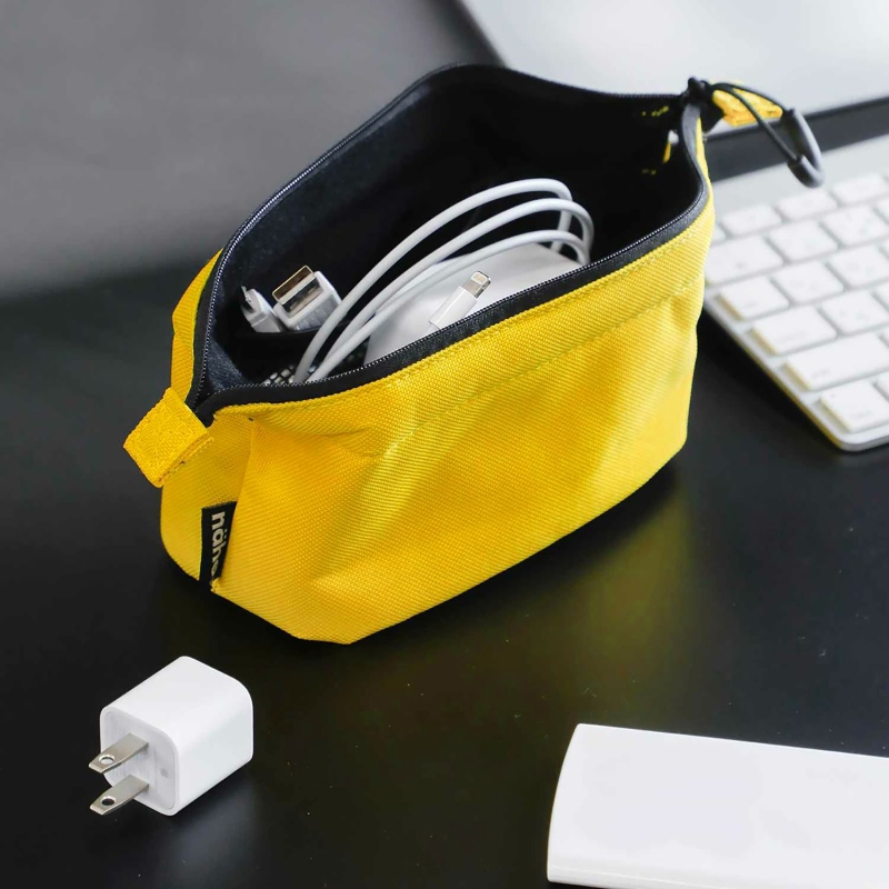 Pochette imbottita con ampia apertura, tasche in rete e divisorio removibile